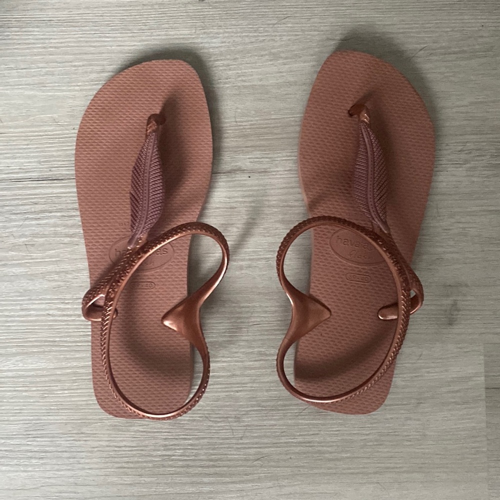 Havaianas flip flops rose gold